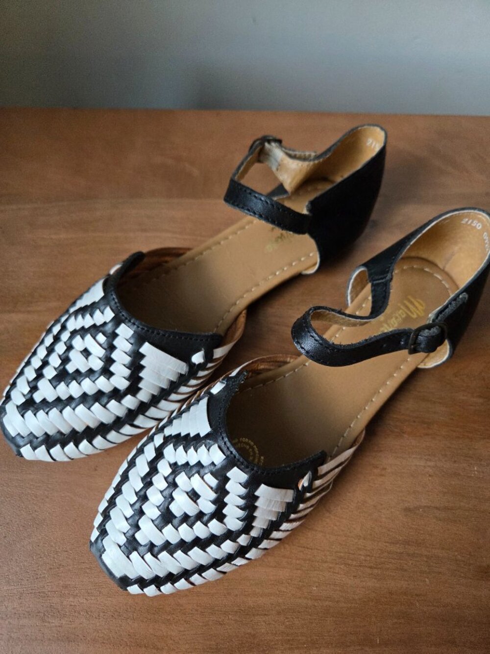 NEVER WORN MACARENA COLLECTION WOVEN GENUINE LEATHER HUARACHE SANDALS SIZE 10/27